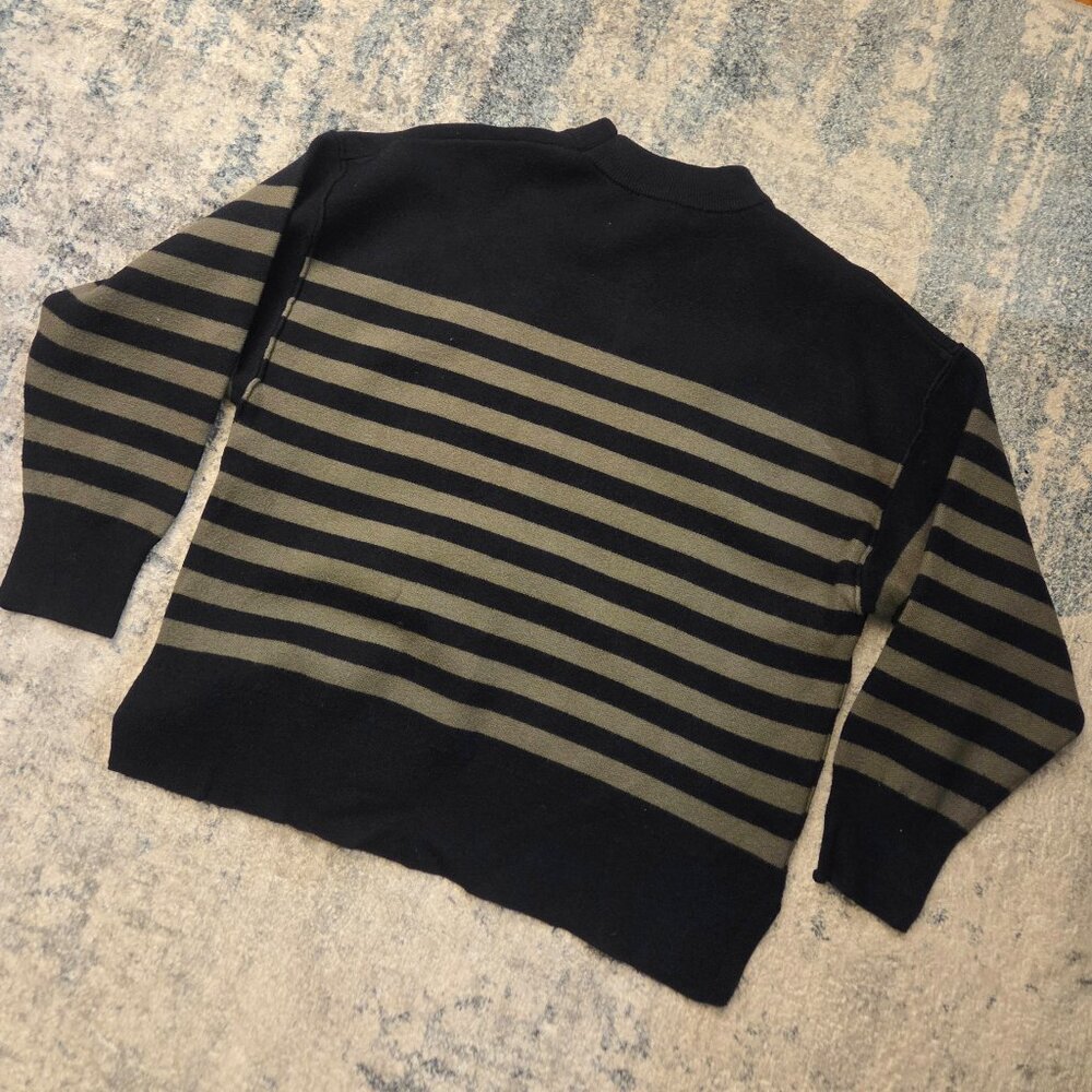 Round neck sweater with long sleeves